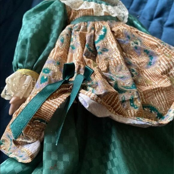 Porcelain Victorian Doll with green and brown dress, including shoes - Picture 5 of 10